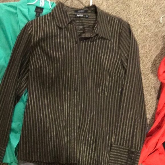 7 Collared buttons down tops! - Picture 3 of 7